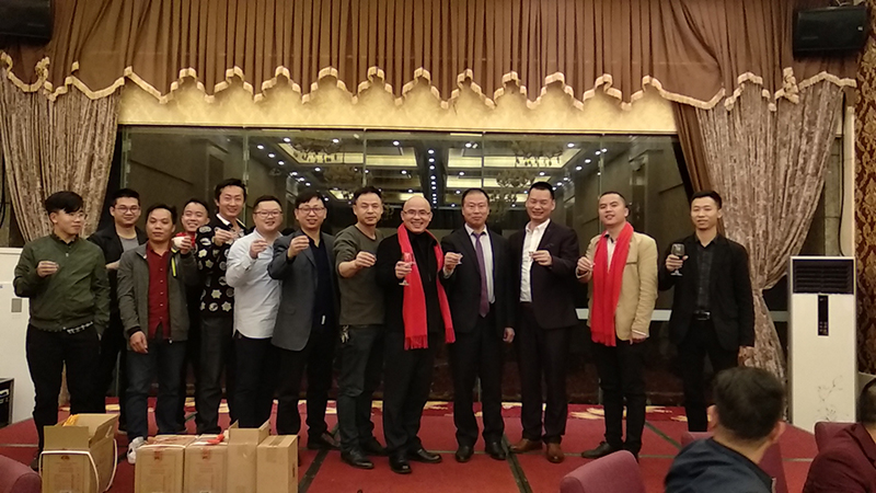 10、图十：晚宴中职业经理人上台祝酒举杯同庆.jpg